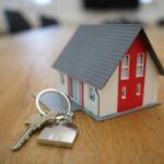 House keys and documents representing fixed and floating home loan rates